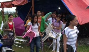 Philippines: les rescapés préparent Noël