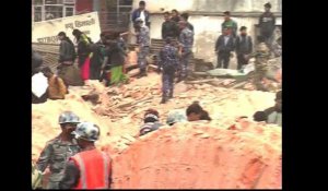 Népal: les recherches continuent pour trouver des survivants