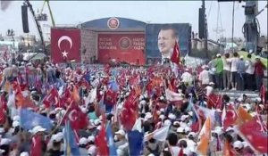 Turquie: Erdogan justifie son coup de force devant ses partisans