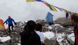 Vidéo : au camp de base de l'Everest, il filme l'avalanche qui l'ensevelit