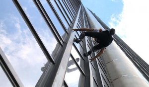 Le spiderman français grimpe sur la Tour Montparnasse