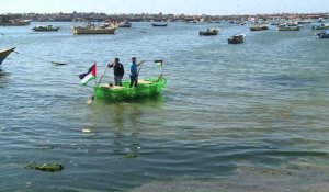 A Gaza, cinq jeunes voguent sur... des bouteilles en plastique