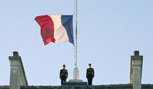 Vol Air Algérie : les drapeaux en berne en France, l'enquête se poursuit
