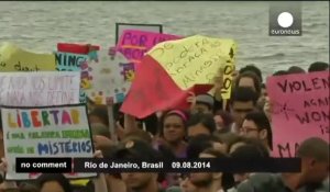 Brésil: des féministes manifestent topless