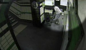 Une maman sauve son bébé tombé avec sa poussette du quai du métro