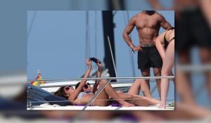Nicole Scherzinger prend des selfies à Ibiza