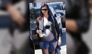 Kourtney Kardashian montre son ventre qui s'arrondit