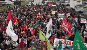 Au Brésil, les syndicats se joignent à la contestation et lancent une "journée nationale de luttes"