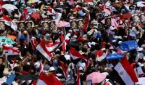 Washington demande de libérer Mohamed Morsi, manifestations au Caire