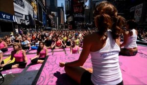Des milliers de fans de yoga à Times Square à New York