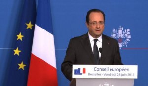 Hollande: la zone euro doit aller "plus loin et plus vite"