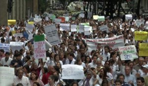 Brésil: manifestation de médecins contre Dilma Rousseff