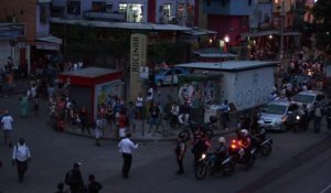 Des habitants des favelas devant la maison du gouverneur de Rio