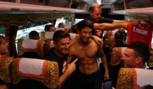Foot: un fan vietnamien invité à bord du bus d'Arsenal