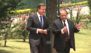 Pakistan: Cameron en visite, attentat près de Peshawar