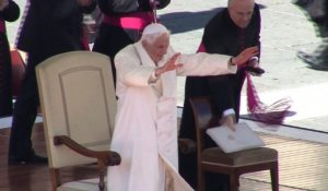Les adieux à la foule du pape après huit ans de pontificat