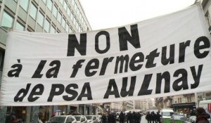Une centaine de salariés de PSA manifestent près de l'Elysée