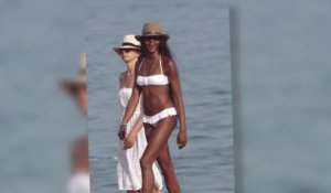 Naomi Campbell est renversante dans un bikini blanc
