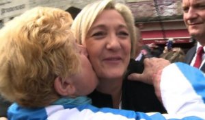 Le Pen: bain de foule dans l'ancienne circonscription de Cahuzac