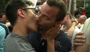 Loi homophobe: "kissing party" devant le consulat russe à Anvers