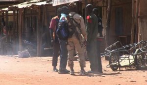 Mali: à Douentza, une vie en état de siège, entre chars et mines