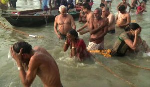 Inde: des millions d'hindous s'immergent dans le Gange