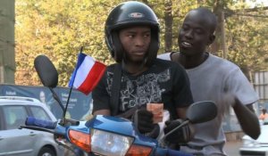 La drapeau français envahit les rues de Bamako