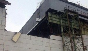 Un toit et un mur s'écroulent à Tchernobyl