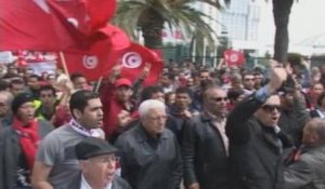 Après les heurts à Tunis, les parlementaires défilent