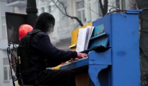 Concert de piano sur une barricade à Kiev