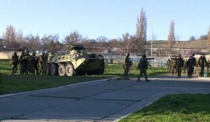 Crimée: des blindés entrent dans une base ukrainienne