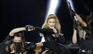 ZAPPING ACTU DU 27/07/2012 - Madonna huée et insultée lors de son concert à l'Olympia