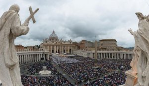 Les papes Jean-Paul II et Jean XXIII sanctifiés devant des milliers de fidèles