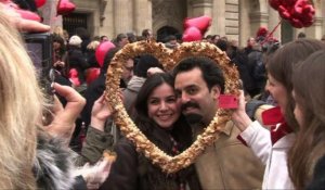 Saint-Valentin: une flash-mob face au Louvre à Paris