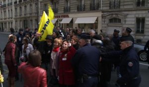 Accord Unédic: manifestation de chômeurs devant le siège du PS