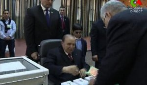 Algérie: le président Bouteflika vote en fauteuil roulant