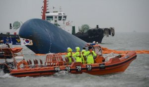 En images : mince espoir de retrouver des survivants du ferry en Corée du Sud