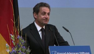 Sarkozy rencontre Merkel et fait l'éloge de leur "leadership"
