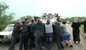 Est de l'Ukraine: des habitants tentent de ralentir les soldats