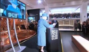 Top Flop : Elizabeth II envoie son premier tweet / Marylise Lebranchu piégée par Le Gorafi