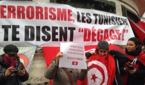 À Paris, près d'un millier de personnes affichent leur soutien à la Tunisie