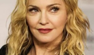 La pose bizarre de Madonna fait rire le web