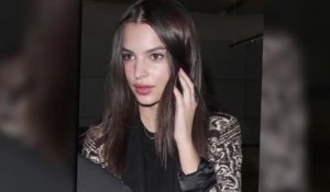 Emily Ratajkowski couvre ses jolies formes à son retour à Los Angeles