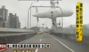 Vidéo : spectaculaire crash d'un avion de ligne à Taïwan