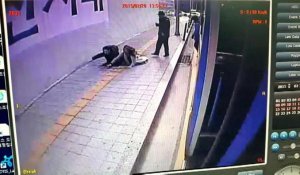 Corée du Sud: le trottoir s'effondre sous leurs pieds