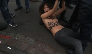 Procès Carlton: arrivée de DSK accueilli par les Femen