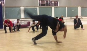 Démonstration de breakdance par Ilyes Zoo, entraîneur à Marcq-en-Baroeul 