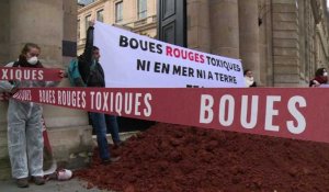 Des "boues rouges" déversées devant le ministère de l'Ecologie