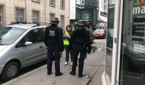 Lorient. La police bloque le passage des Gilets jaunes, une dame se fâche