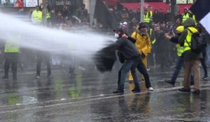 Champs-Elysées: des "gilets jaunes" repoussés au canon à eau
